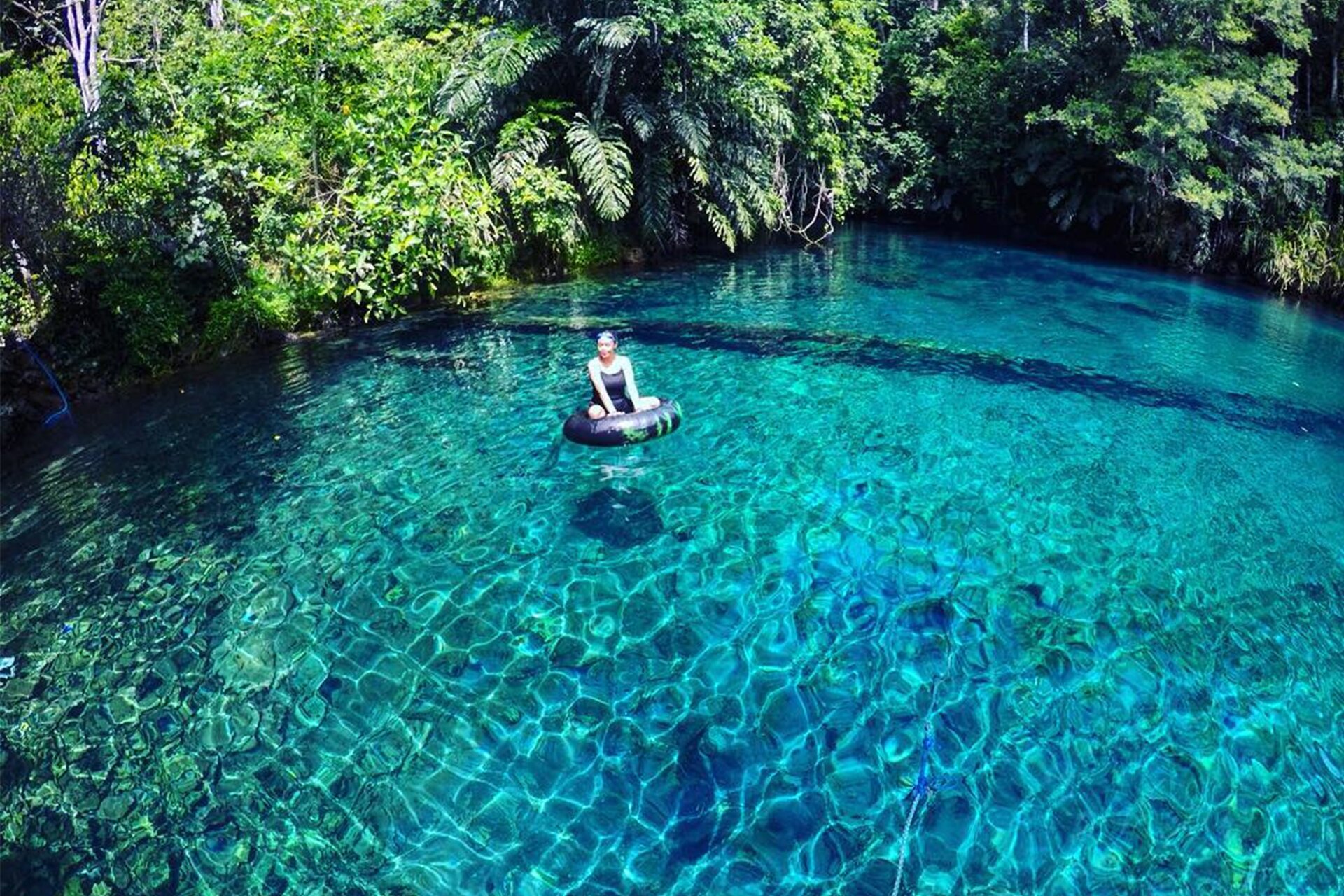 Danau Biru yang Indah di Indonesia