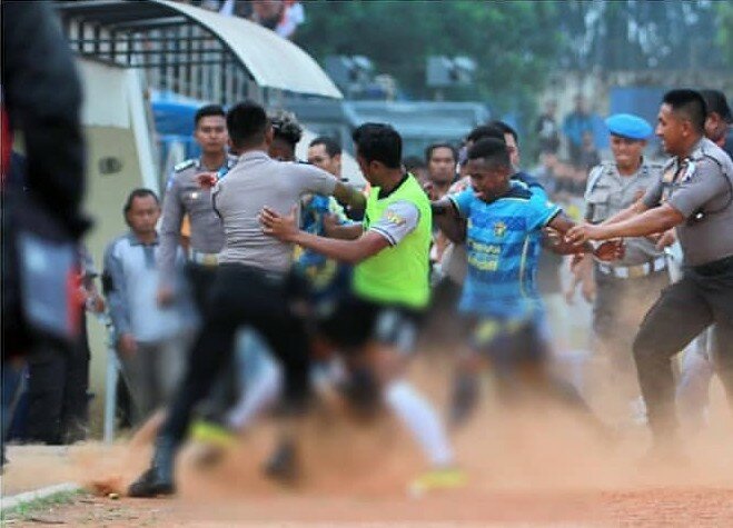 Miris Lapangan Sepakbola Indonesia Berubah Jadi Arena Perkelahian