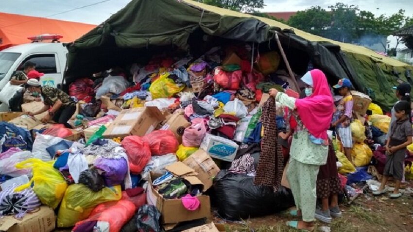 Jangan Jadikan Lokasi Banjir Sebagai Pembuangan Sampah Pakaian Bekas